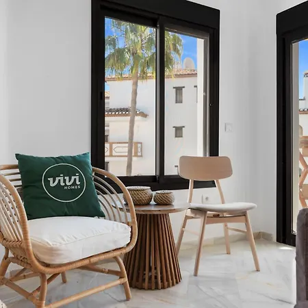 Vivi Homes - Robina Pool, Garden, Terrace & Apartment *
