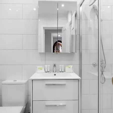 Vivi Homes - Robina Pool, Garden, Terrace & *