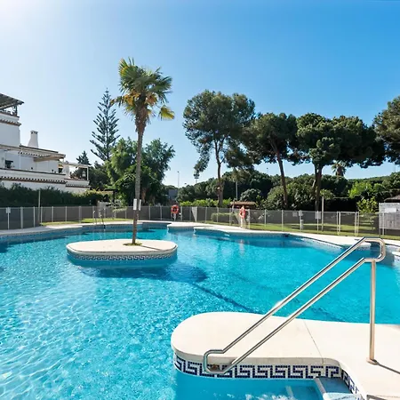 Vivi Homes - Robina Pool, Garden, Terrace & Apartment Sitio de Calahonda