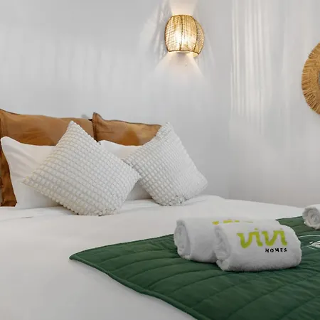 Vivi Homes - Robina Pool, Garden, Terrace & Apartment Sitio de Calahonda