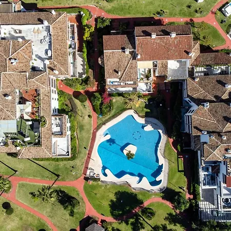 Vivi Homes - Robina Pool, Garden, Terrace & Apartment
