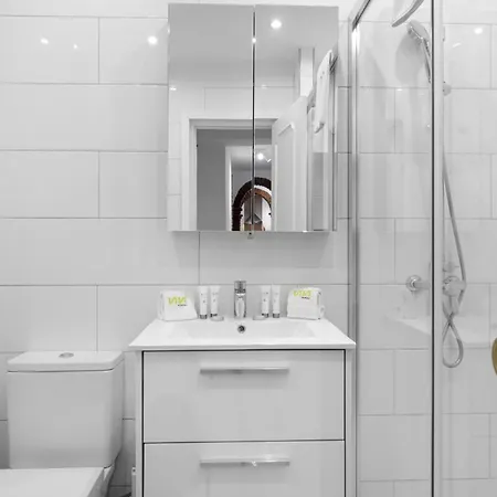 Vivi Homes - Robina Pool, Garden, Terrace & Apartment